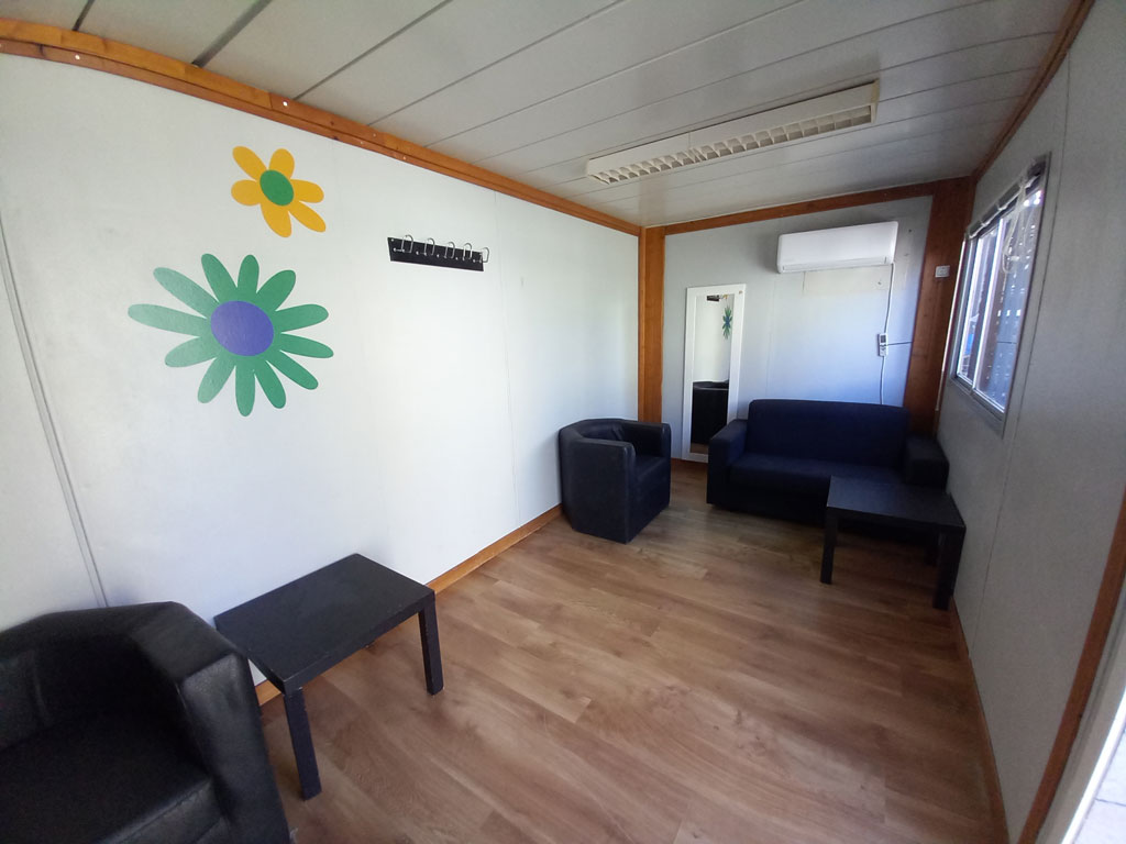 interior de un camerino hecho con modulos prefabricados