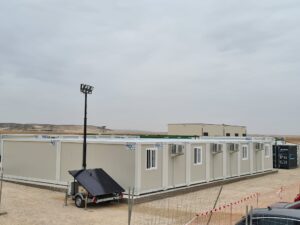 conjunto de casetas de obra en parque renovable